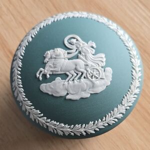 NIB Wedgwood J9900 2501 Teal Trinket Box